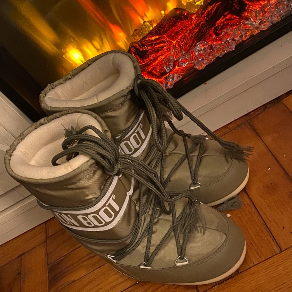 Kids moon boots size 10c- 12.5